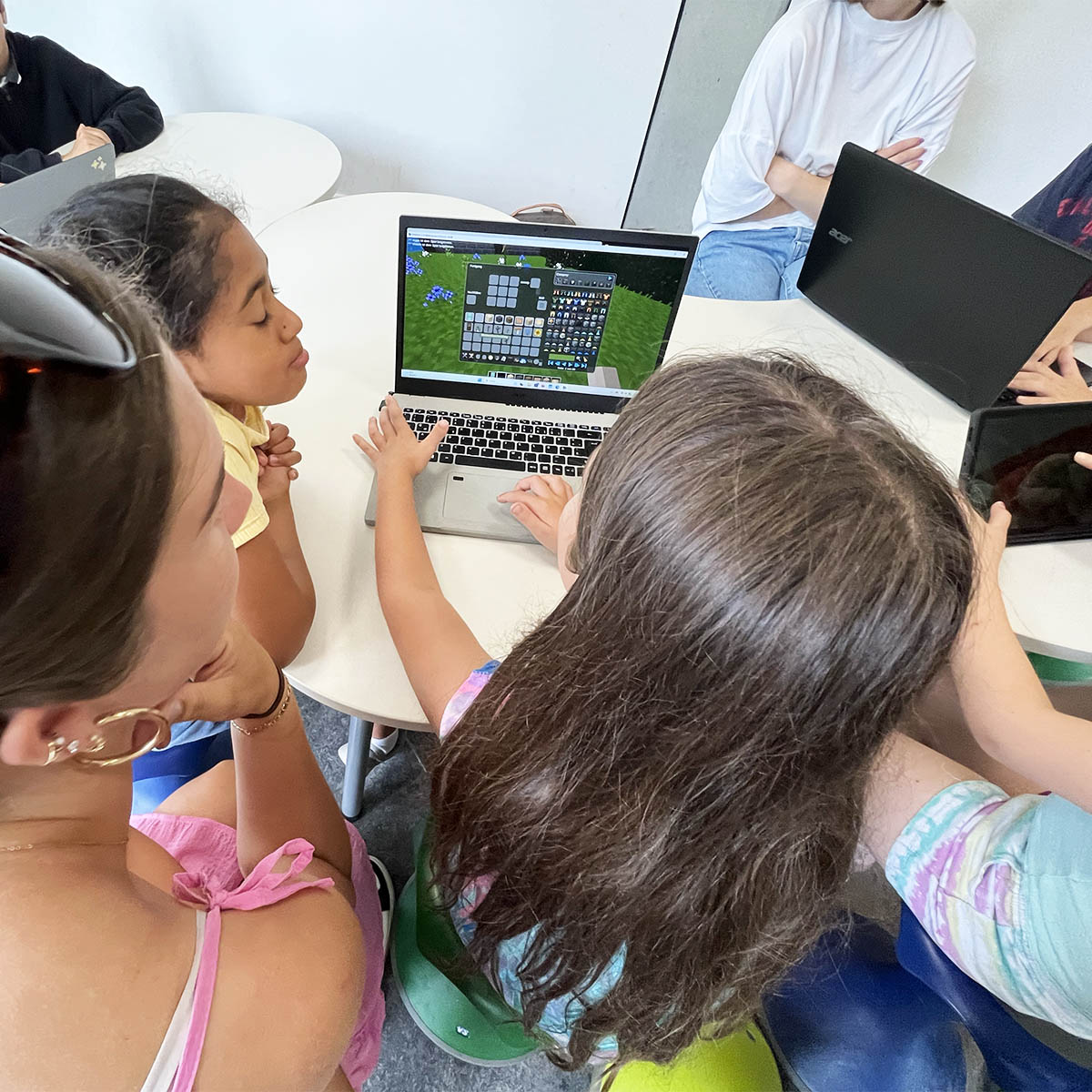 Mädchen gestalten Spiele mit Minetest am Laptop